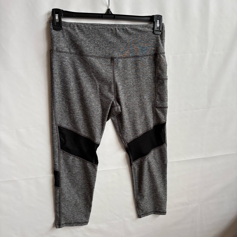 Gottex Gray & Black Active Cropped Joggers. Size 30” waist. INV25/402